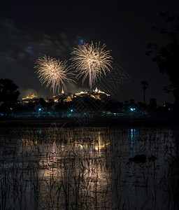 多彩烟花夜场在泰国布德寺庙的图片