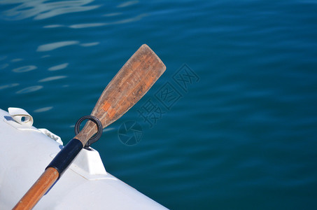 带木桨在海上停泊的白丁字船图片