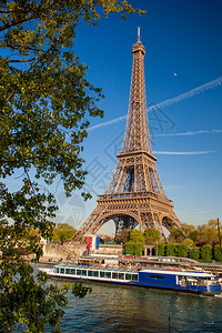 Eiffel铁塔船在法图片