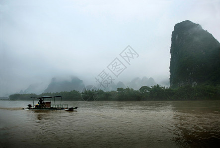 喀斯特地貌形成石灰岩山丘洞穴和河流图片