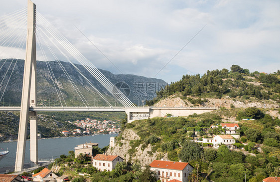 在Dubrovnik的红屋顶上用现代吊图片