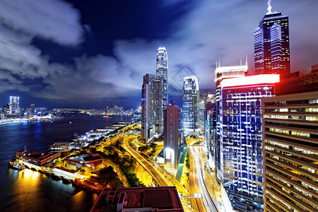 晚上在金融区的香港天际线图片