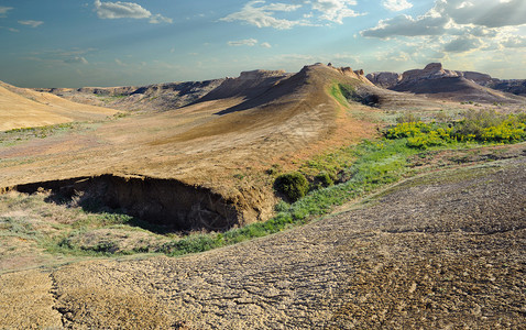 亚洲哈萨克斯坦伊尔吉兹区乌斯秋尔特东北地区的全景高原坡和沙勒卡图片