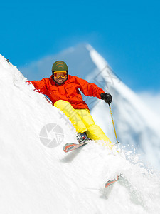 滑雪滑雪者在新鲜的粉雪中自由骑行图片