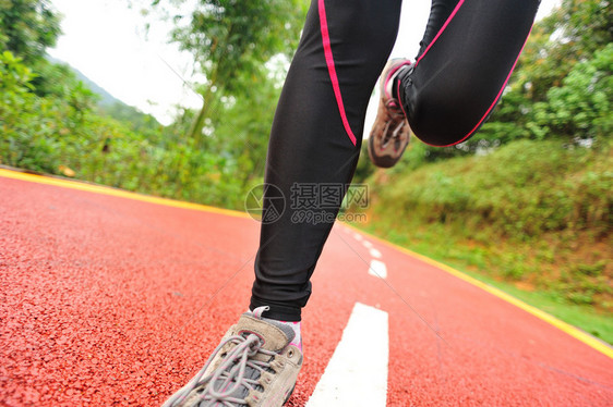 跑步运动员在追逐女健身慢跑锻图片