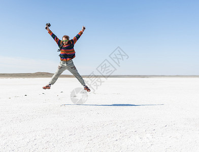 人们在沙漠里玩运动跑图片