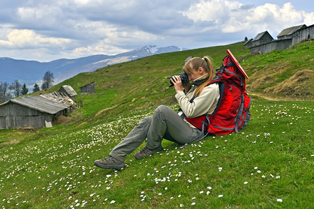 春天喀尔巴阡山风景的女人图片