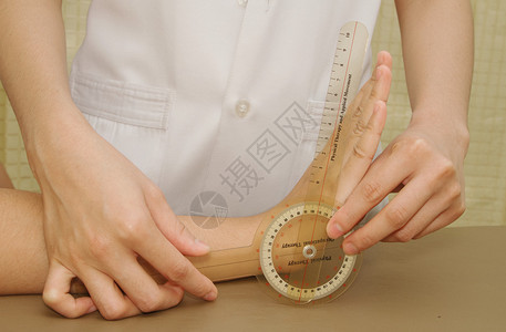 测量运动病人手腕和高血压计范围图片