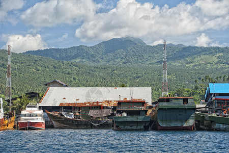 BitungSulawesiIndonesia港生锈图片