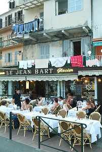 人们在法国科西卡Bastia城堡的一家餐馆吃饭图片