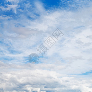 夏日蓝天中的卷云和积云白图片