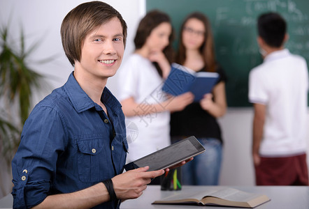 学生在课堂上学习图片