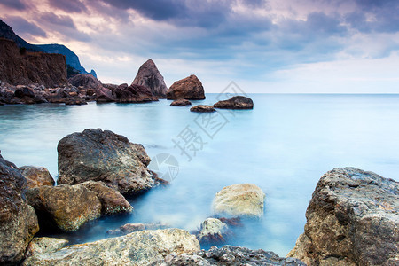 海上壮丽的夏日落戏剧阴云密布的天空克里米亚乌克兰欧图片