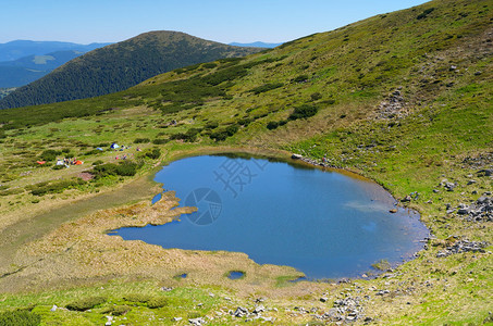 山中蓝湖的夏日风景图片