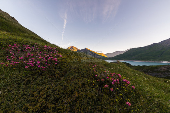 黎明时高海拔高山风景在地表和大湖背景图片