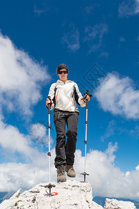 年轻姑娘在山顶上登高山图片