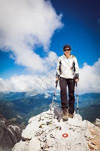 站在山顶上的女登山者景色壮观图片