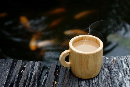 早晨用木杯喝咖啡图片