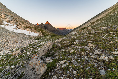 日出时的温暖红光照耀着意大利法国阿尔卑斯山的最高顶峰图片