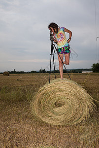 马槽里田野里的女摄影师图片