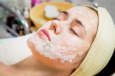 水疗沙龙的面部护理图片