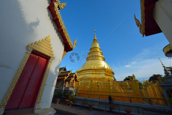 泰国南奔府哈里朋猜寺的泰国北部金塔建筑图片