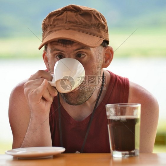 患有唐氏综合症的人在户外喝咖啡图片