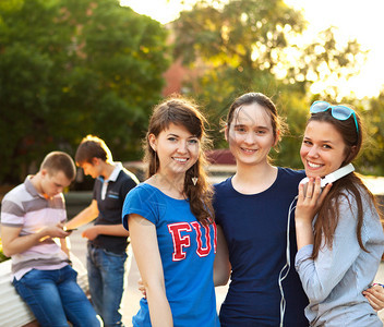 学生或青少年群体夏季晚间图片