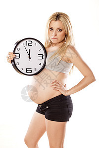 拿着时钟的哀伤的孕妇图片
