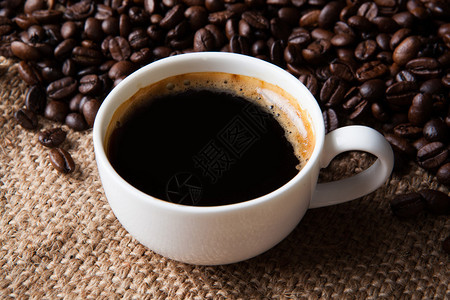 一杯黑咖啡和咖啡豆图片