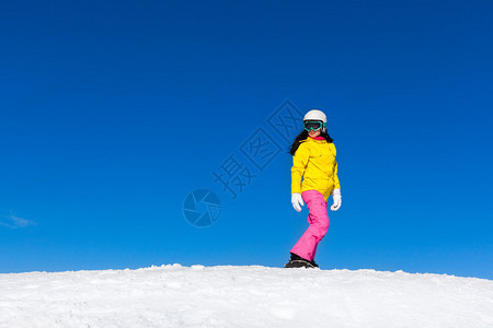 滑雪板在斜坡上滑下山坡图片