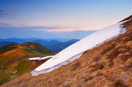 在山的春天风景山坡上的雪原图片