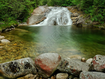 泻湖山间溪流瀑布图片