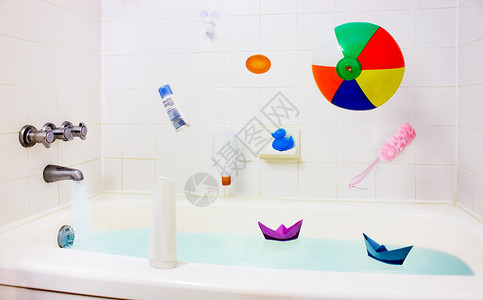 五颜六色的儿童玩具和配件落在浴缸里图片