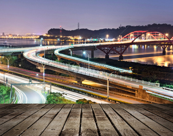 汽车在高速公路的夜间灯光和交汇场景图片