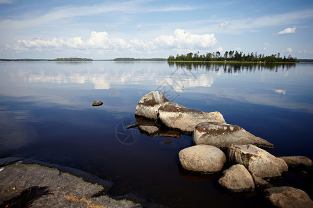 用石头水景观水中的石头有石头的湖美丽的风景水面光背景图片