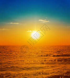 海上的橙色日落图片