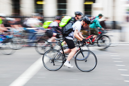 城市的自行车骑手在运图片