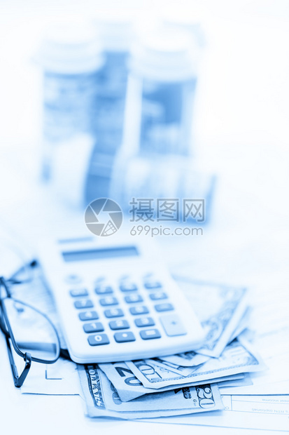 以折叠现金计算所得税回报表在表格上图片