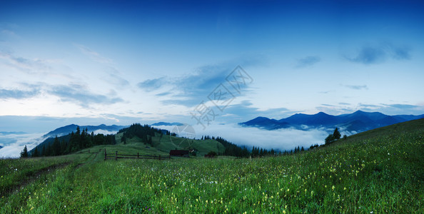 喀尔巴阡山脉夏季日出风景图片