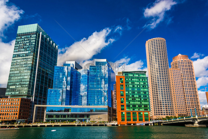 赛后更衣室狂欢庆祝东部榜首之争关键胜利