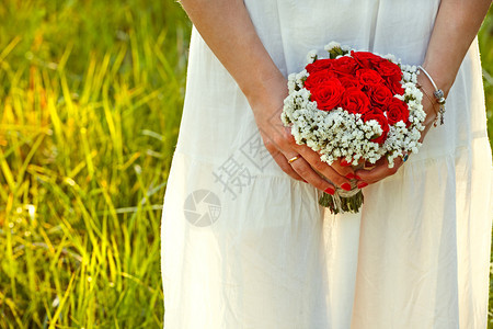 红玫瑰新娘花束图片