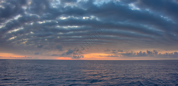 海洋上空的风景秀丽的海景图片