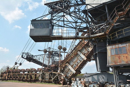 在废旧的褐煤开源化的Ferropolis中的Gigant图片