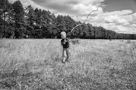 田野里的小男孩子在大自然中玩耍奔跑一个孩子玩耍图片