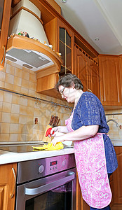 女家庭主妇清洁厨房图片