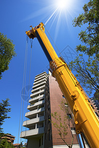 蓝天高楼起重用大黄建筑液压起重机图片