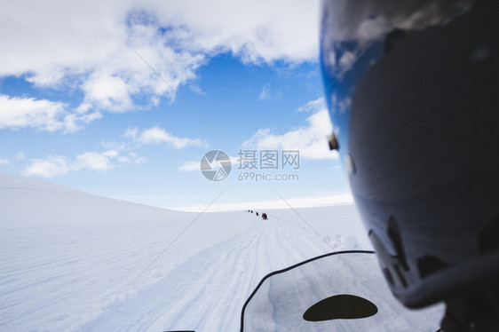 美丽的冰川地貌上的雪车冰图片