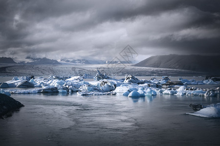 漂浮在泻湖中的冰山冰岛图片