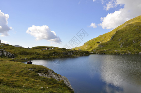 高山湖的美丽景色天图片